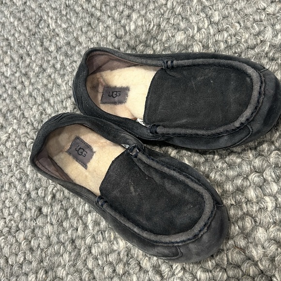 UGG Men's Ascot Slipper in Navy - Picture 3 of 9